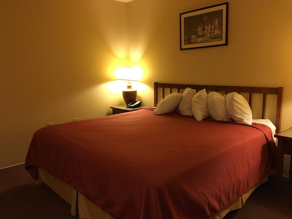 Norwood Inn And Suites Chaska Extérieur photo
