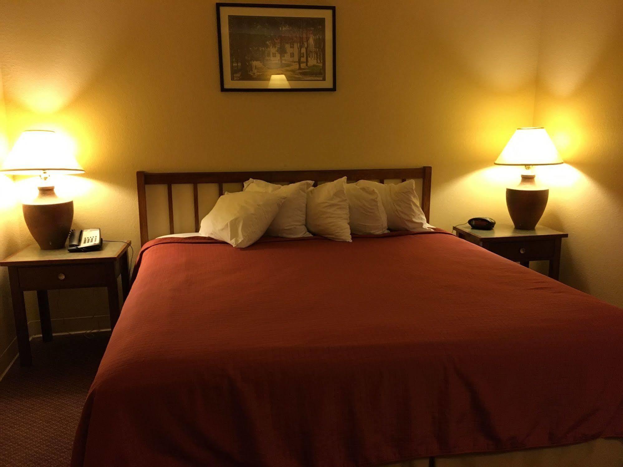 Norwood Inn And Suites Chaska Extérieur photo