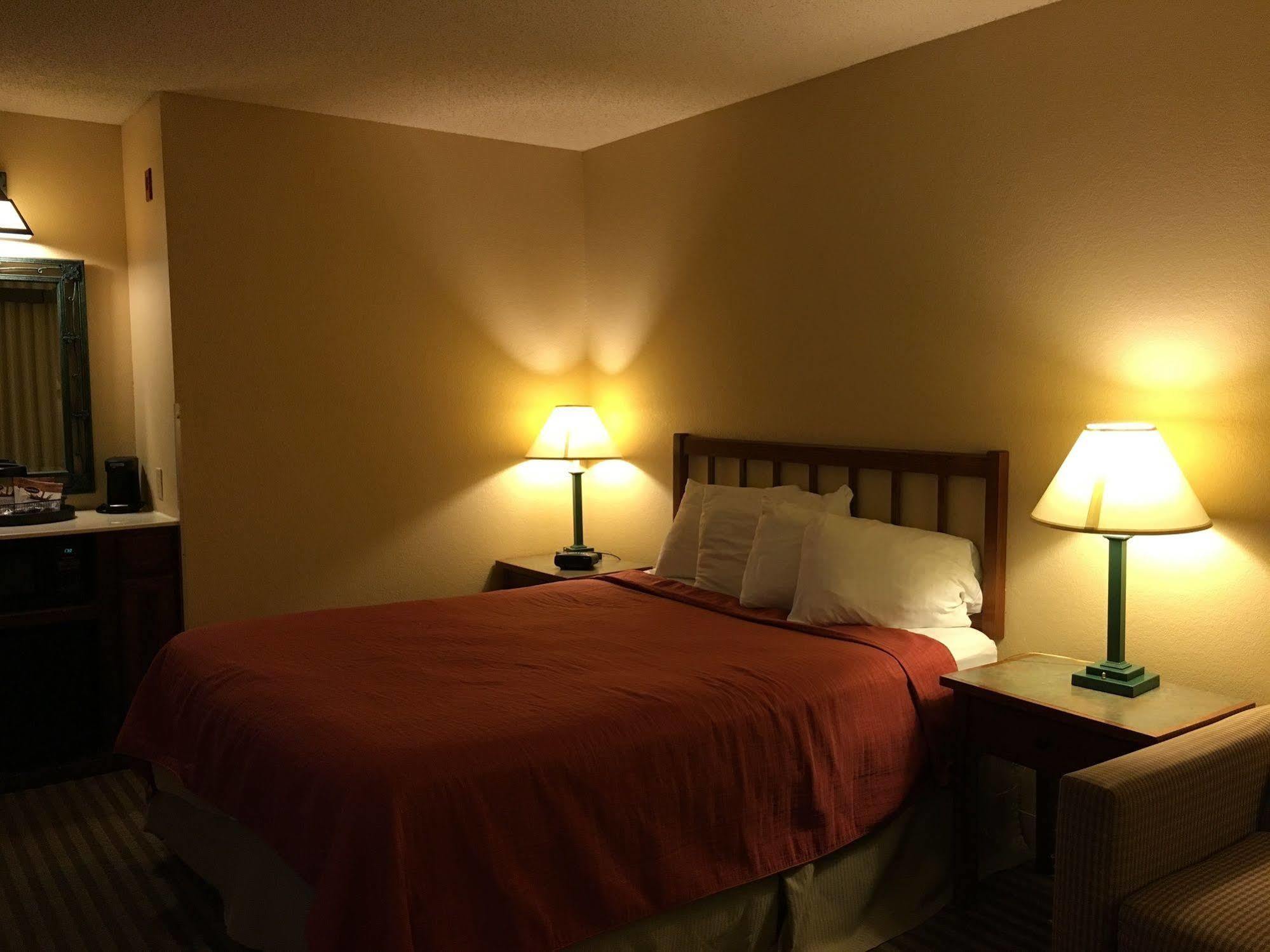 Norwood Inn And Suites Chaska Extérieur photo